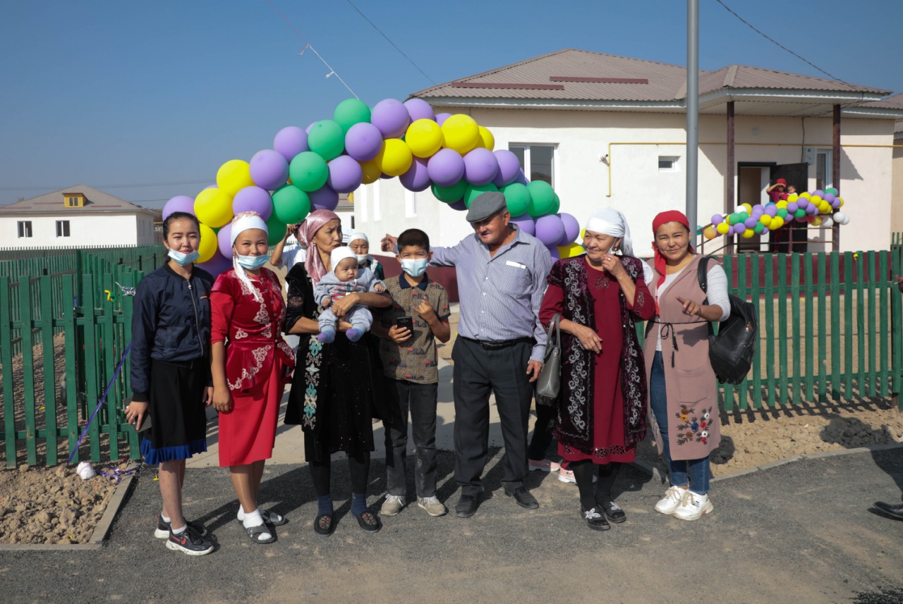 Бауыржан Байбек су басудан зардап шеккен Мақтаарал ауданының тұрғындарына  жаңа үйдің кілттерін табыс етті