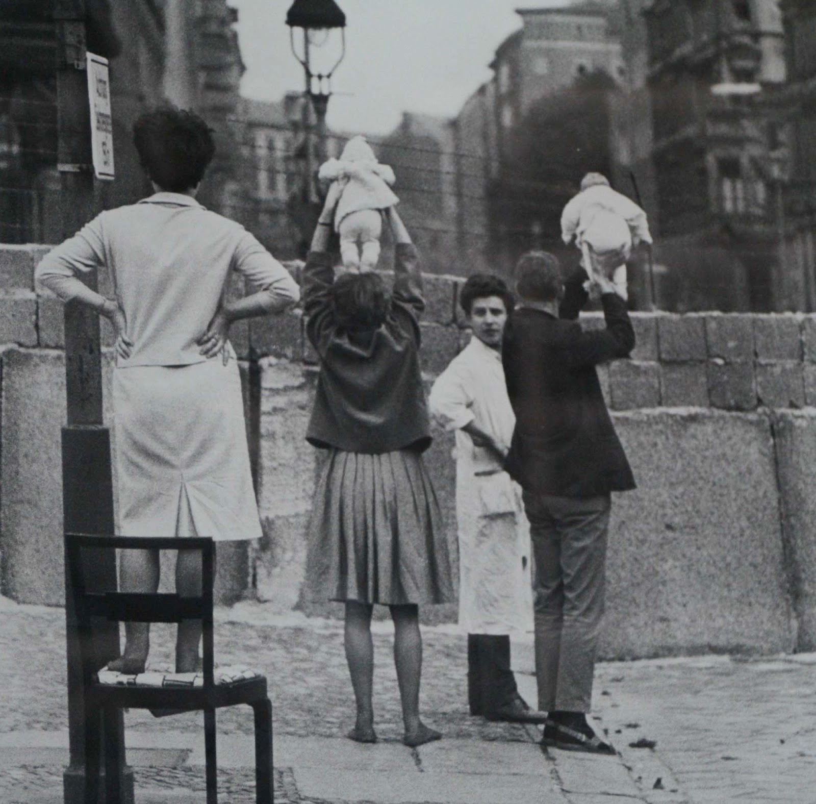 Батыс Берлин тұрғындары балаларын Шығыс жағында тұратын ата-әжесіне көрсетуде, 9 мамыр, 1961 жыл.