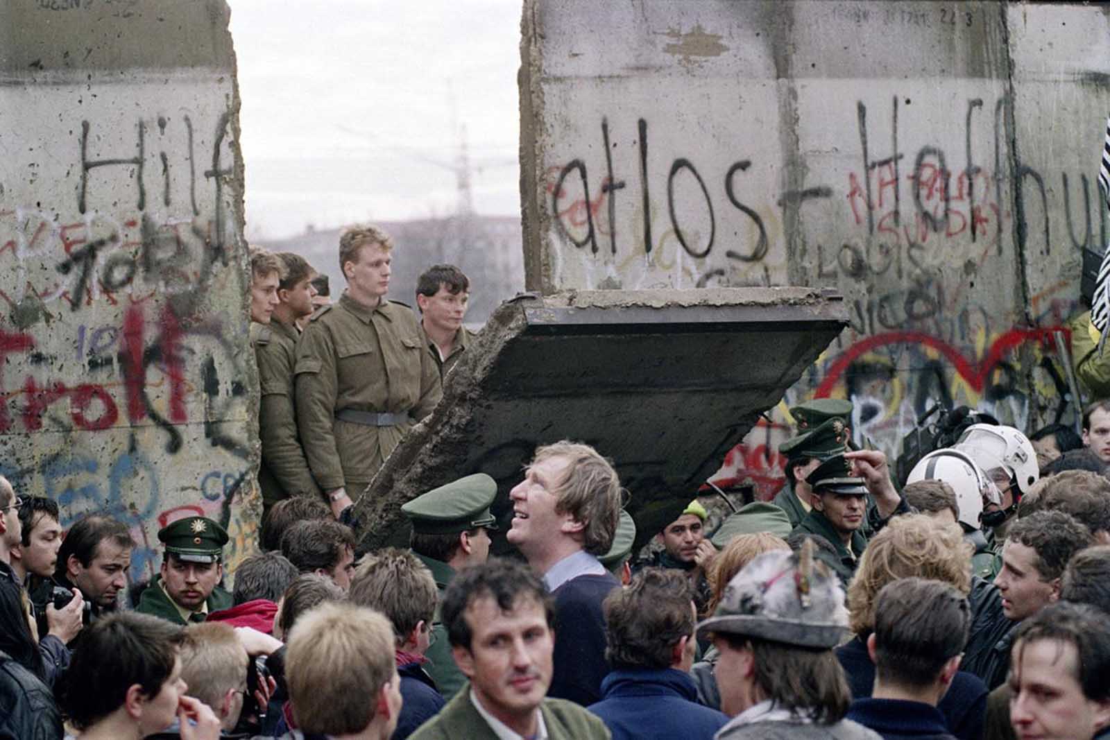 Батыс Берлиндіктер 1989 жылы 11 қарашаның басында Берлин қабырғасында жиналып, қабырғаны бұзып жатыр